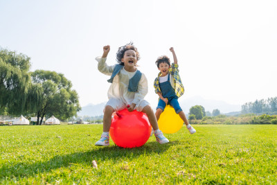 两个小孩在草地上做游戏