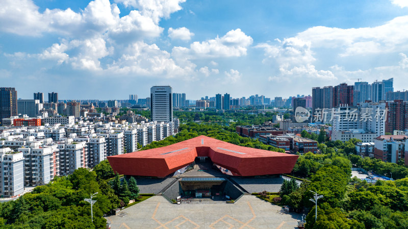 武汉辛亥革命纪念馆在城市中的鸟瞰全景