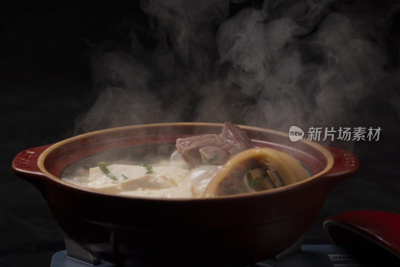 热气腾腾砂锅火腿肘子炖豆腐