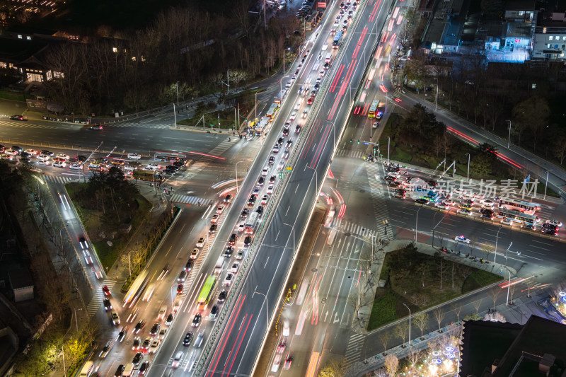 北京通州城市交叉路口的夜间车流