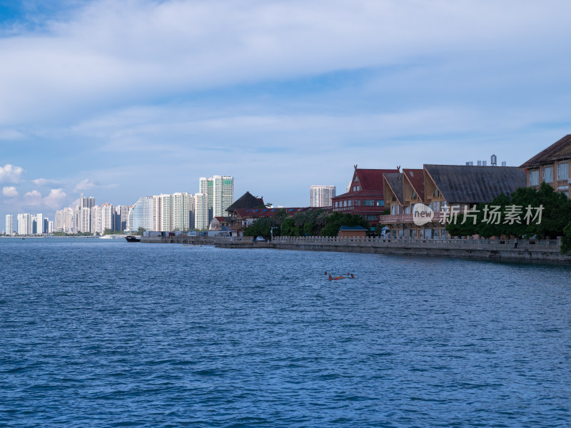 晴朗的午后，广西北海外沙岛海上观光平台