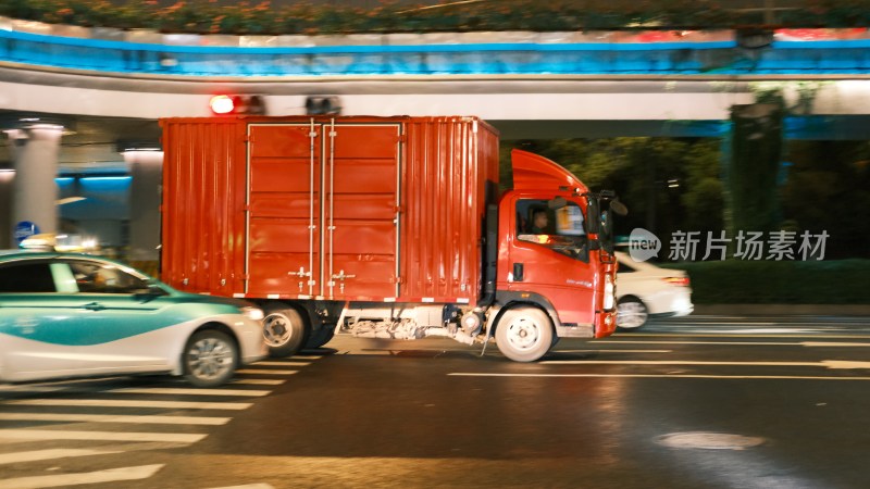 夜晚城市道路上汽车的特写镜头