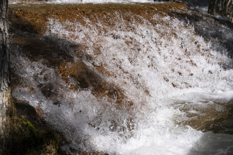 山涧溪流流淌溅起白色水花