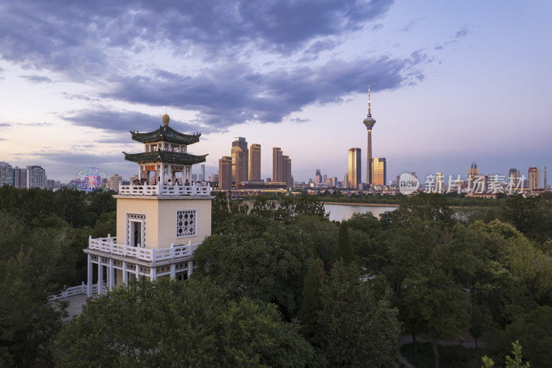 天津天塔湖水上公园景区城市日落晚霞风光