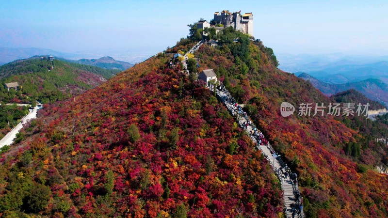 多彩秋季色色彩斑斓的山峰古寺