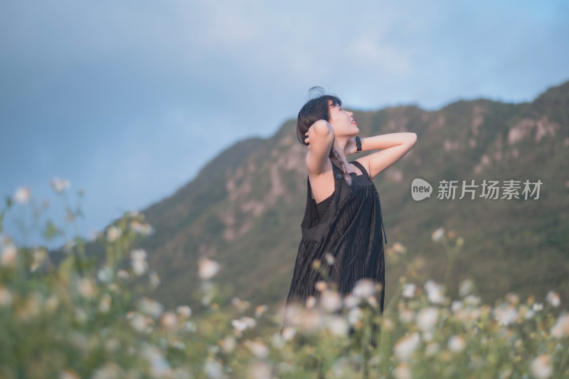 站在花草丛中的美丽女人肖像