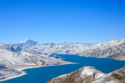 中国西藏羊卓雍措湖羊湖冬季雪景