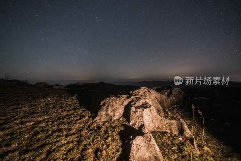 野外星空下的岩石夜景