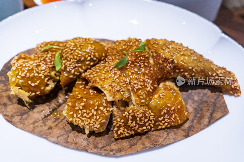 中式美食，一盘脆皮芝麻鸡，半只鸡