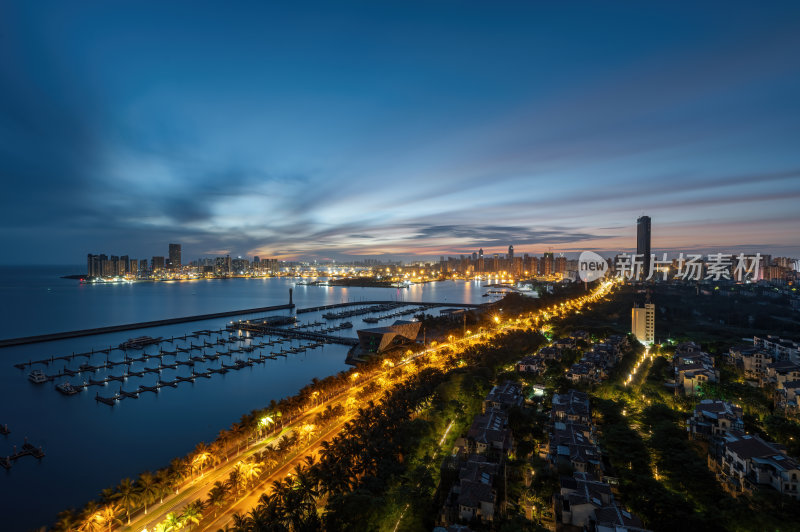 海南海口CBD滨海城市暮色的城市天际线