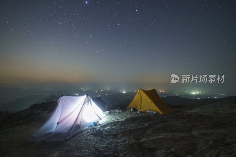 山顶上搭着帐篷的夜晚露营场景