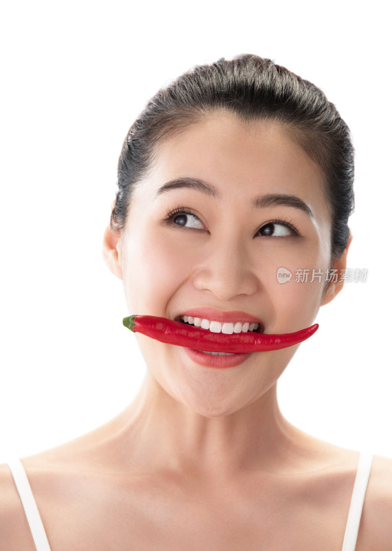 青年女人吃辣椒