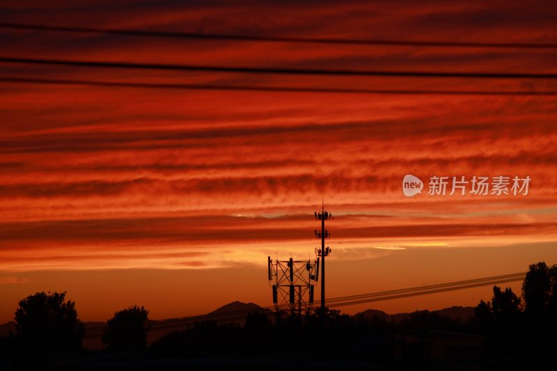 夕阳下的电线杆与绚丽天空