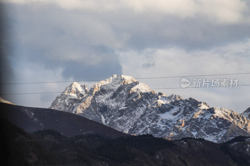 蓝天下的雪山