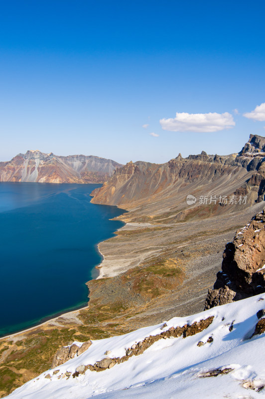 雪后蓝天白云下长白山天池南坡的侧面风景