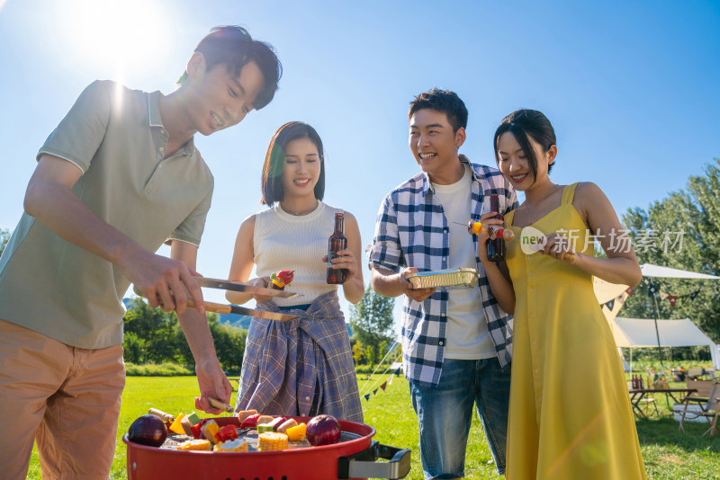 一群人在露营地野餐