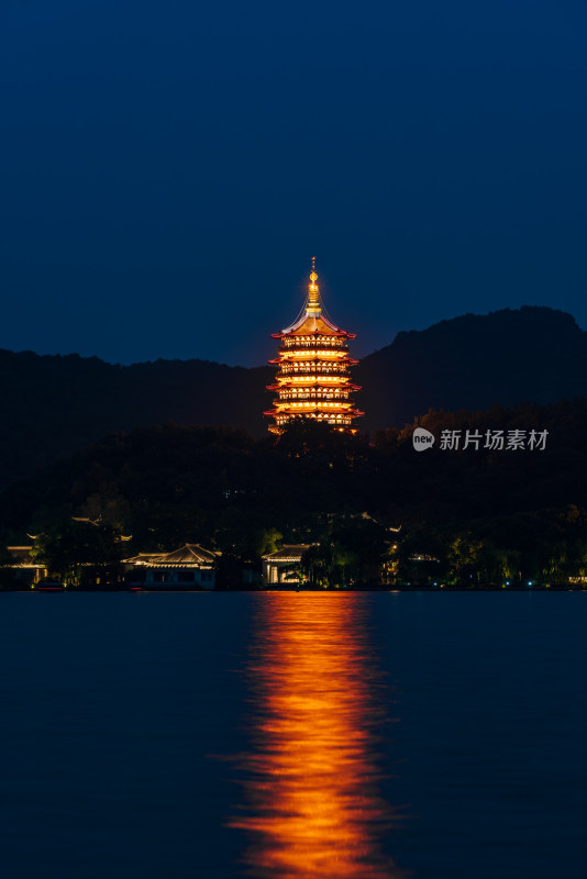 夜色中灯光璀璨的西湖雷峰塔