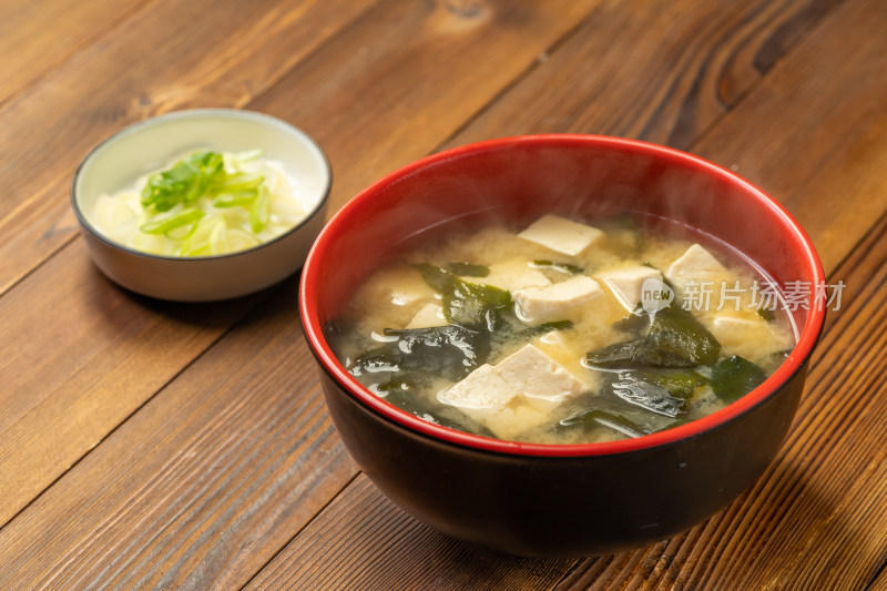 日式豆腐裙带菜味增汤制作过程