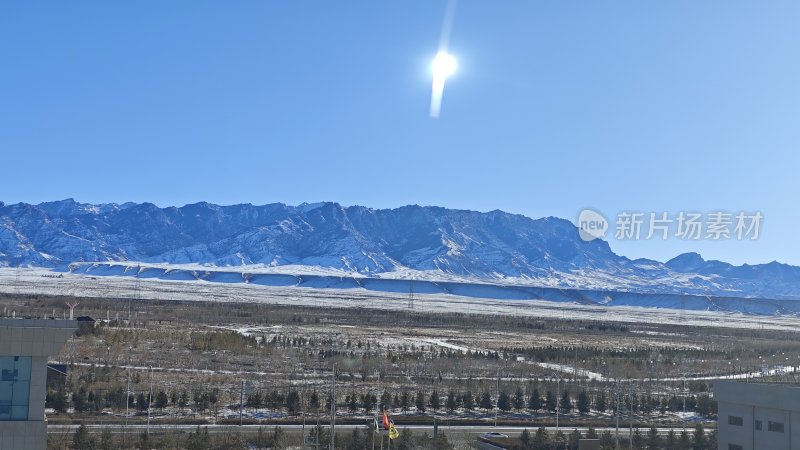 雪覆山脉与城市远景景观