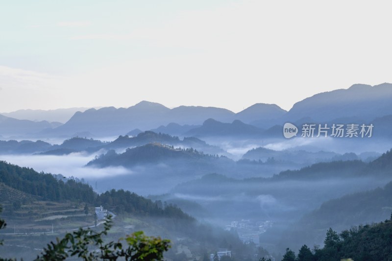 重庆酉阳：“睡佛”山下好风光