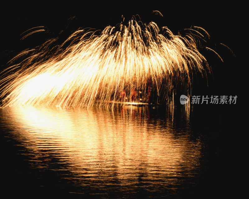 水上打铁花表演