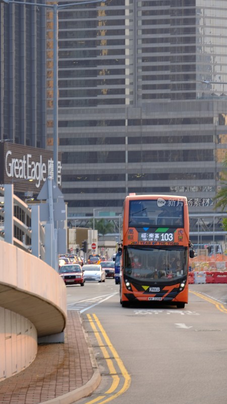 香港街道的双层巴士行驶场景