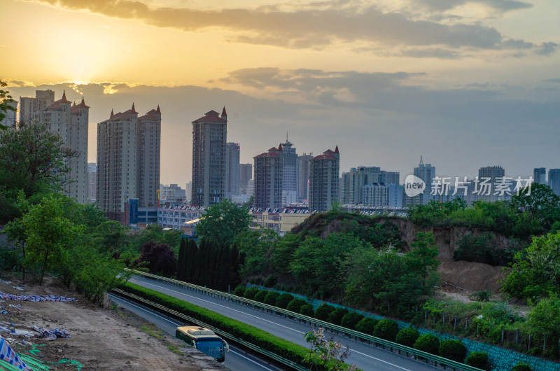 夕阳下城市公路与高楼景观