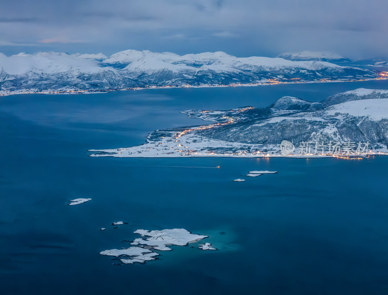 挪威罗弗敦群岛北极圈雷纳冬季雪景高空航拍