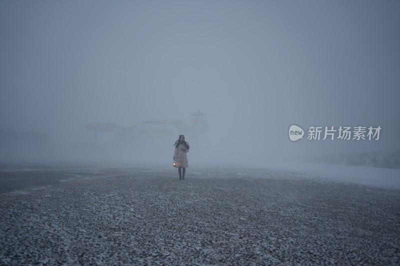 山东威海威高海洋公园日落湾沙滩风雪女子