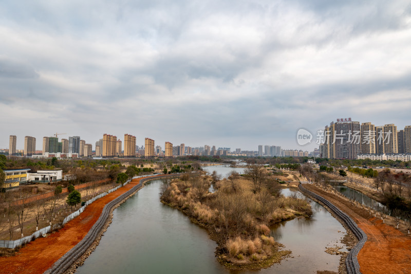 城市中河流两岸与高楼的景象