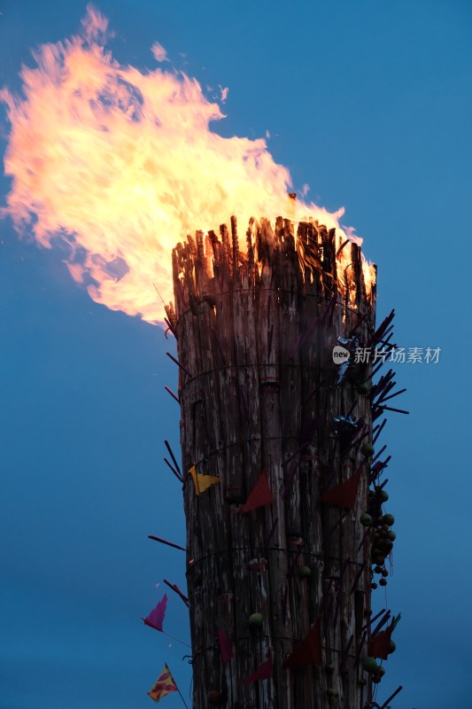 云南大理火把节夜晚熊熊燃烧的篝火