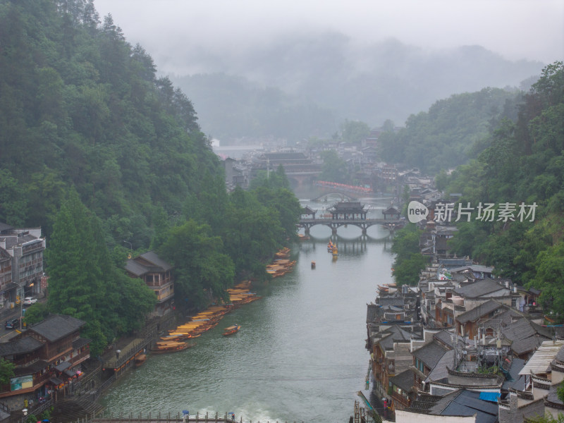 雨天烟雨朦胧的凤凰古城