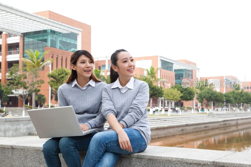 年轻大学生在校园里使用笔记本电脑