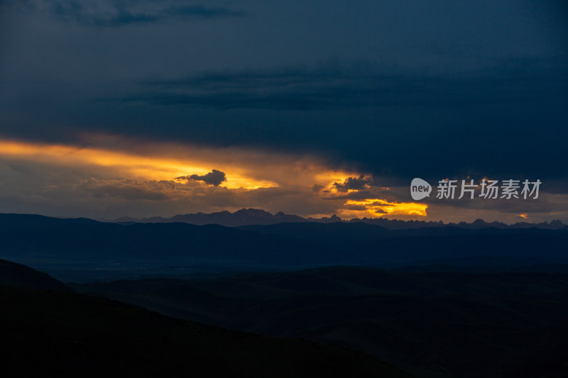 青藏高原远处山脉日落晚霞