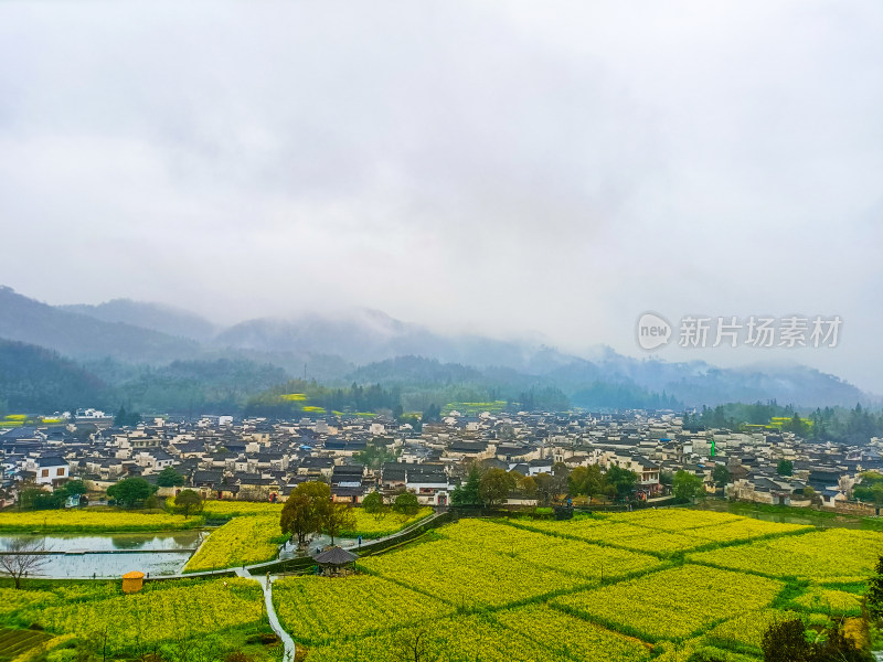 安徽黄山市黟县5A景区雨中的西递古镇