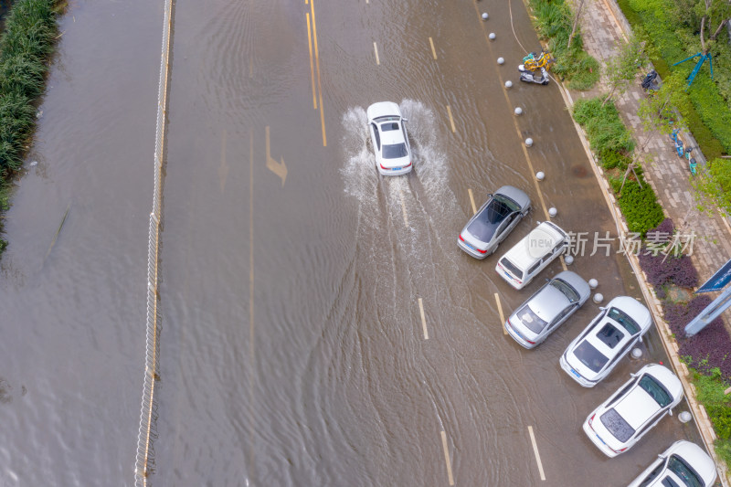 雨后积水的城市道路