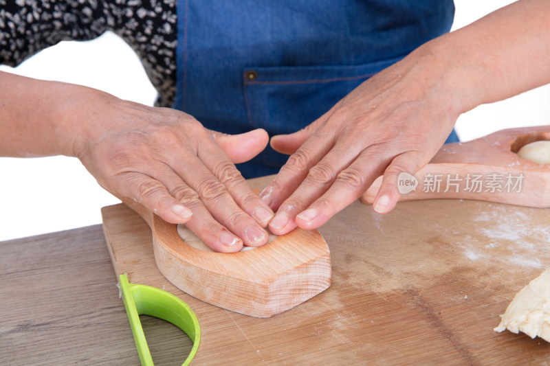 中国面点师制作中国中秋节美食月饼