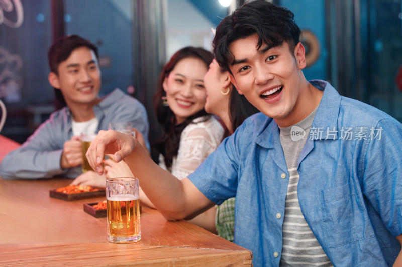 青年男士和朋友在酒吧喝酒