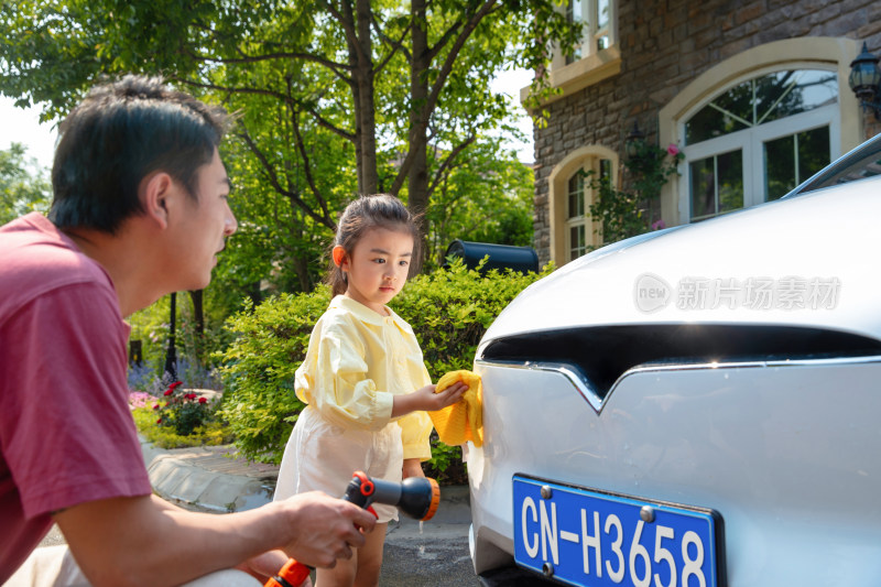 快乐父女擦洗汽车