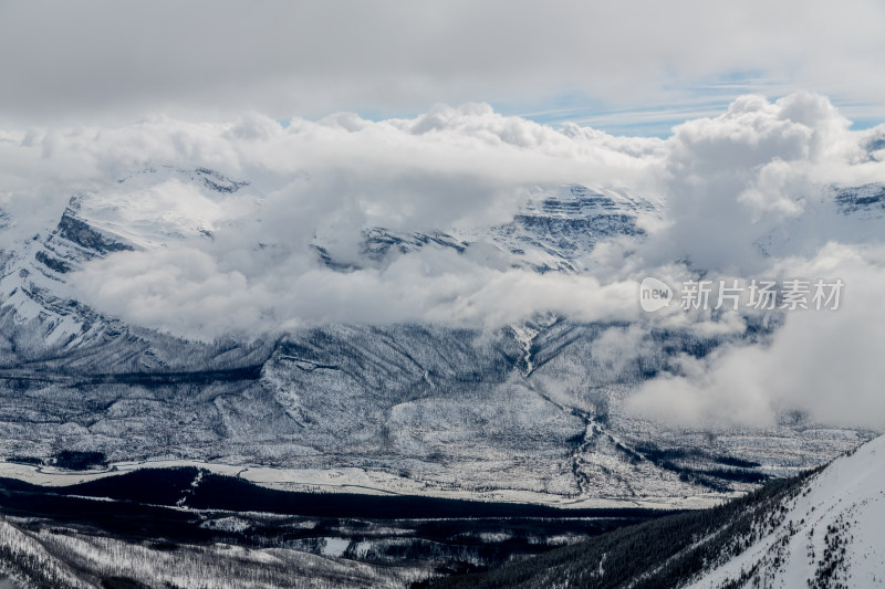 云雾中的雪山