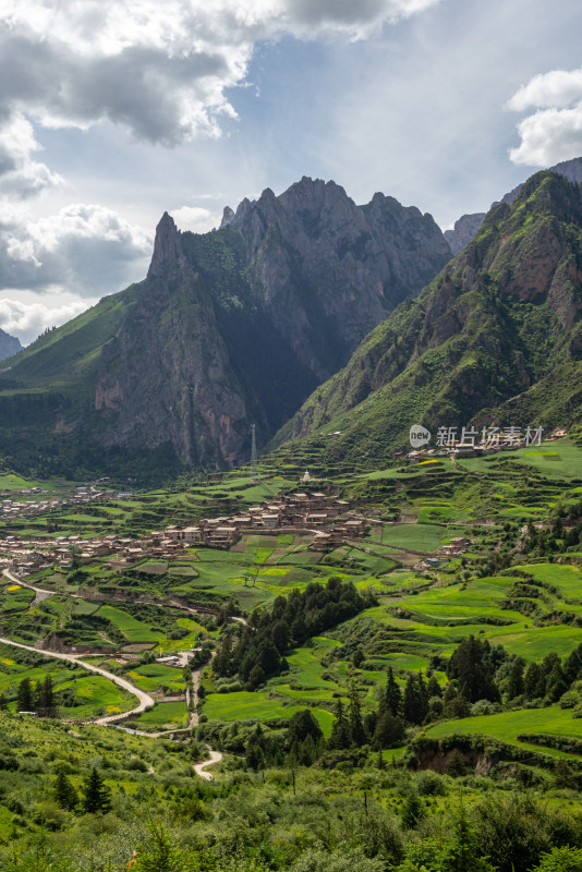 蓝天白云山峰