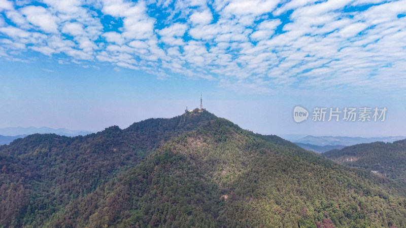 连绵起伏巍峨大山航拍图