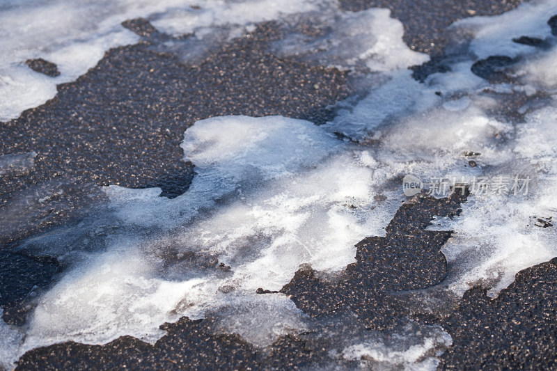 公路上马上融化的雪