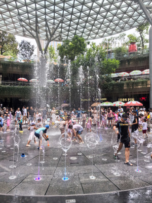 夏日成都港汇天地吸引小朋友和家长前来玩水