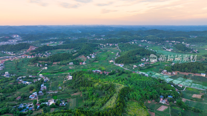 四川德阳市苍山镇丘陵地区的乡村农田