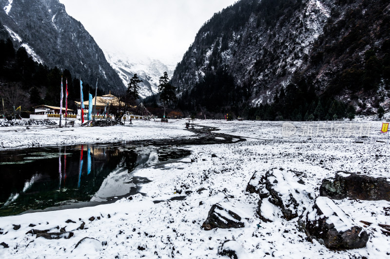 云南梅里雪山雨崩村雪景