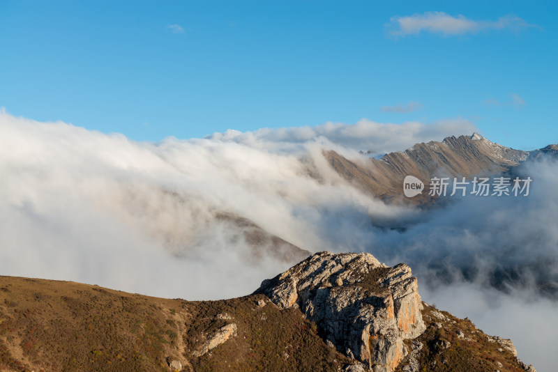 白雪皑皑云雾缭绕的群山在天空中