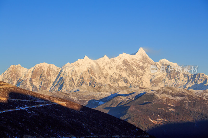 西藏林芝雪景南迦巴瓦峰日照金山雪山夕阳