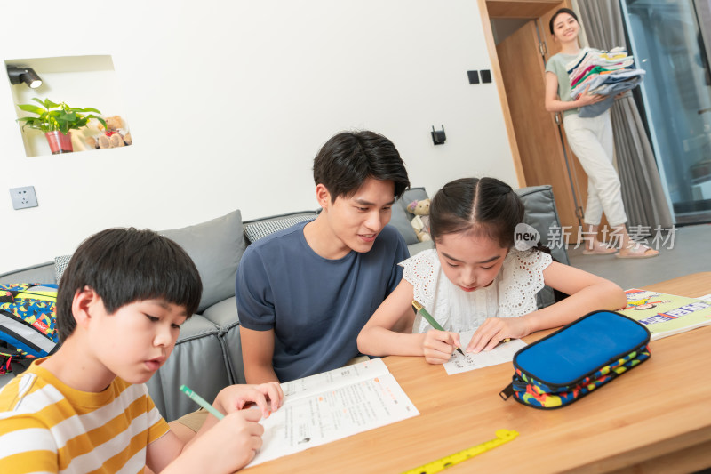 年轻爸爸辅导孩子做作业