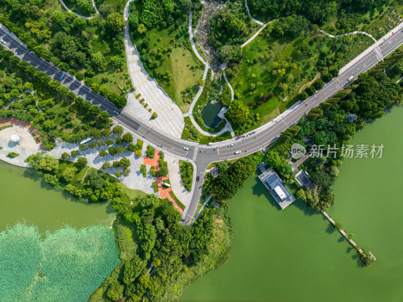 夏季白天航拍徐州云龙湖湖上公路